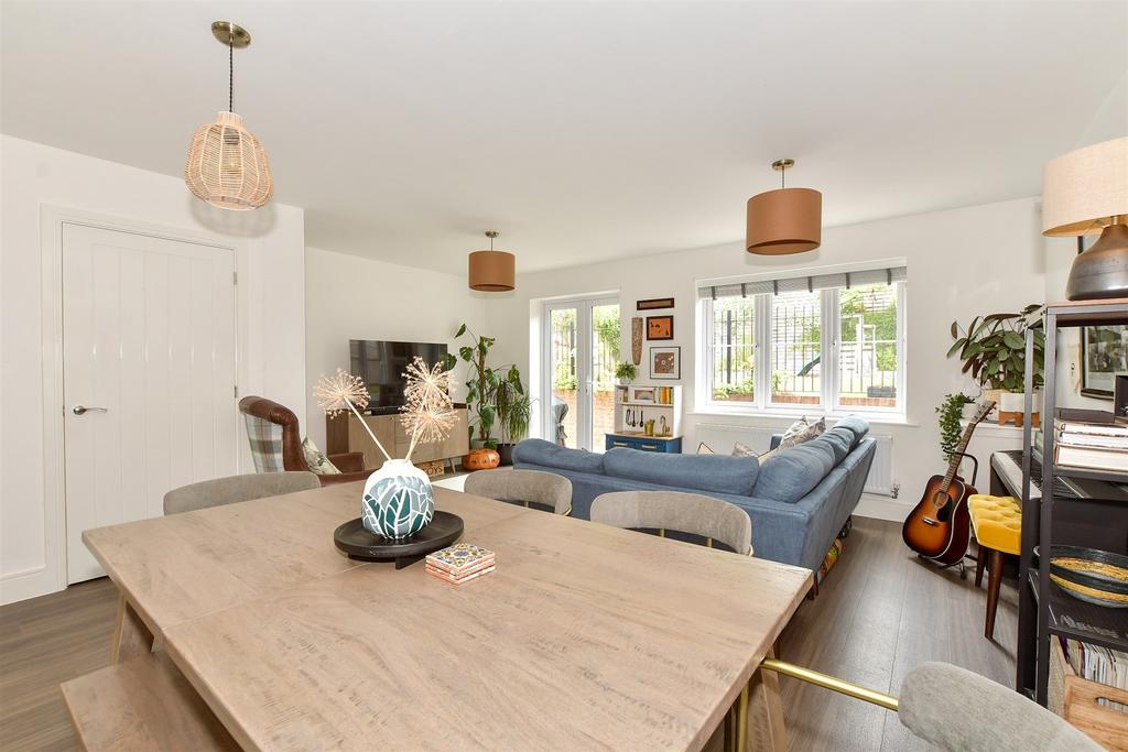 Lounge/Dining Room