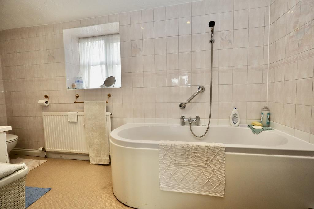 En suite to bedroom 1