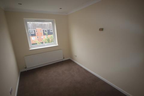 2 bedroom apartment to rent, Rochfords Gardens, Slough SL2