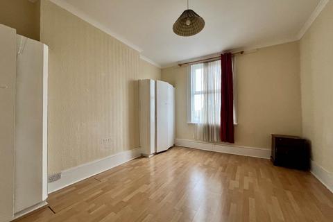 3 bedroom maisonette to rent, Barking Road, London, E13