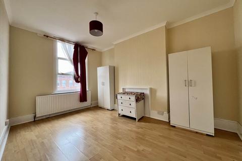 3 bedroom maisonette to rent, Barking Road, London, E13