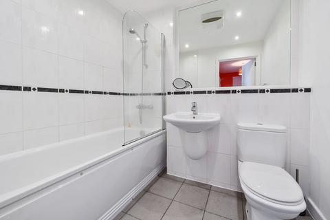 1 bedroom apartment for sale, Nayland Court, Romford RM1