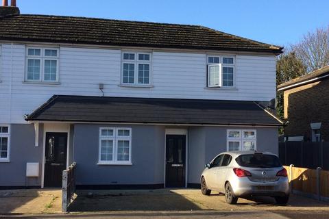 2 bedroom flat to rent, Albert Road, Romford