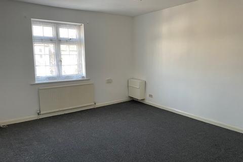 2 bedroom flat to rent, Albert Road, Romford
