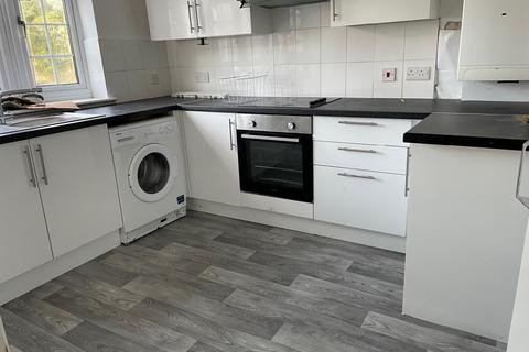 2 bedroom flat to rent, Albert Road, Romford