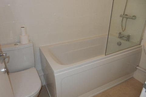 2 bedroom flat to rent, Albert Road, Romford