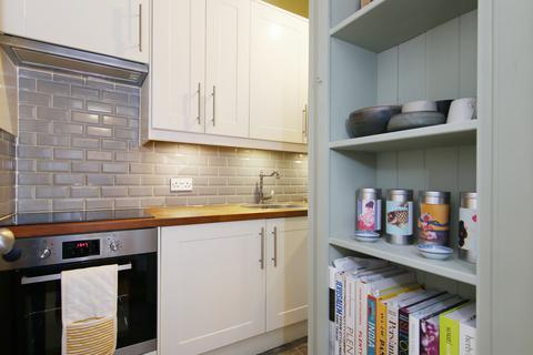 15/9 Caledonian Place, Edinburgh, EH11 2AW