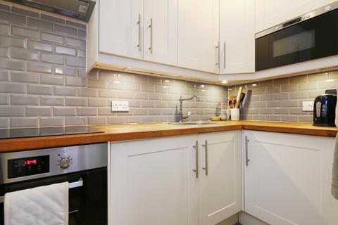 15/9 Caledonian Place, Edinburgh, EH11 2AW