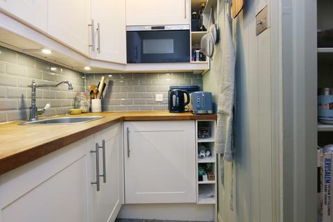 15/9 Caledonian Place, Edinburgh, EH11 2AW