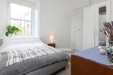 15/9 Caledonian Place, Edinburgh, EH11 2AW