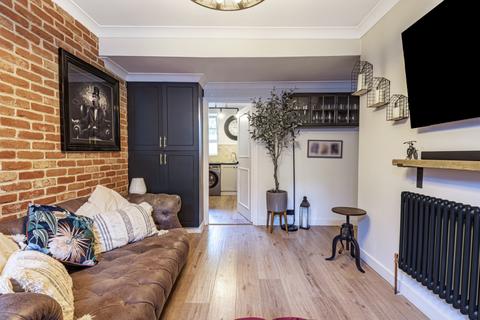 1 bedroom flat to rent, Vicarage Crescent, London, SW11