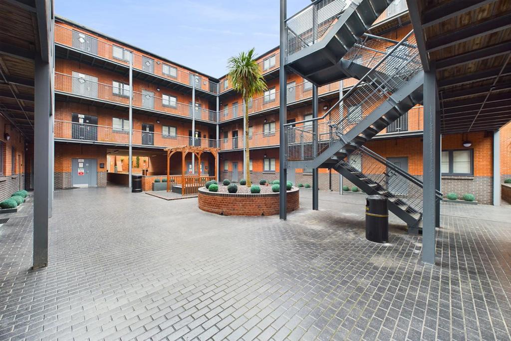 CAM04106 G0-PR0055-STILL011.jpg