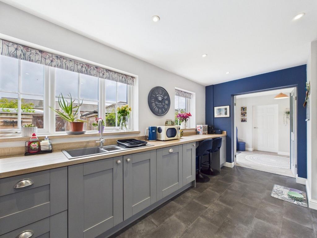 Kitchen/Breakfast Area