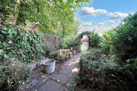 62 Dickinson Road, Wombourne, Wolverhampton, WV5 0NH