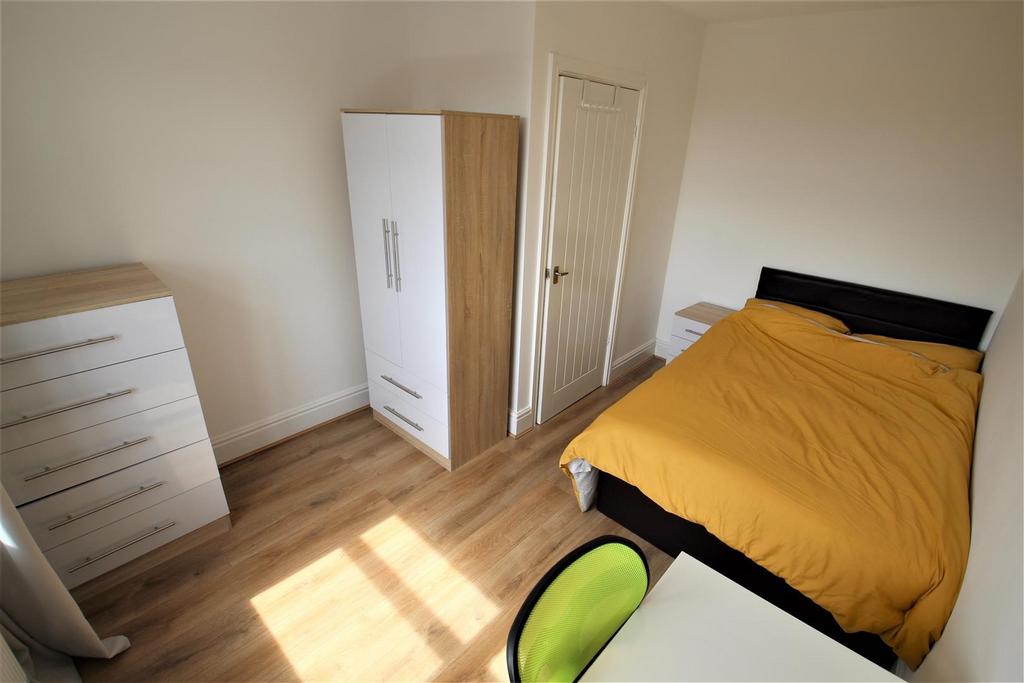 Bright and tidy double bedroom featuring a comf...