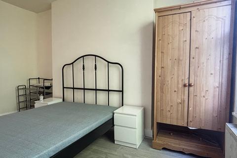 3 bedroom flat to rent, Bamborough Gardens