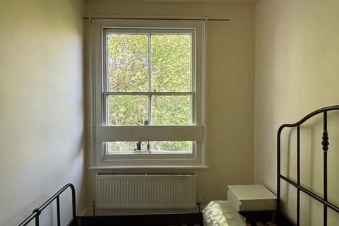 3 bedroom flat to rent, Bamborough Gardens