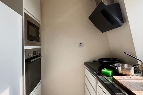 3 bedroom flat to rent, Bamborough Gardens