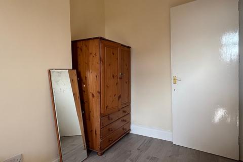 3 bedroom flat to rent, Bamborough Gardens