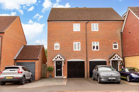 Lucas Close, Crawley RH10