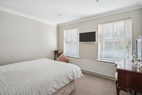 12 Heatherside Gardens, Farnham Common, Slough, SL2 3RR