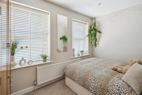 12 Heatherside Gardens, Farnham Common, Slough, SL2 3RR