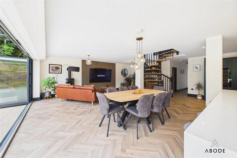 18 Burnside, Rolleston On Dove, Burton-on-trent, DE13 9DN