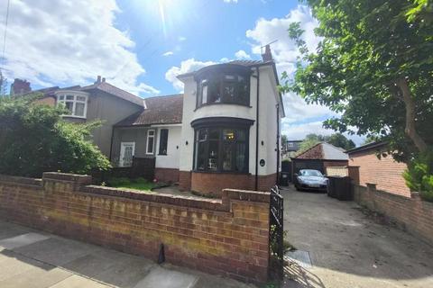 3 bedroom semi-detached house to rent, Milbank Road, Darlington