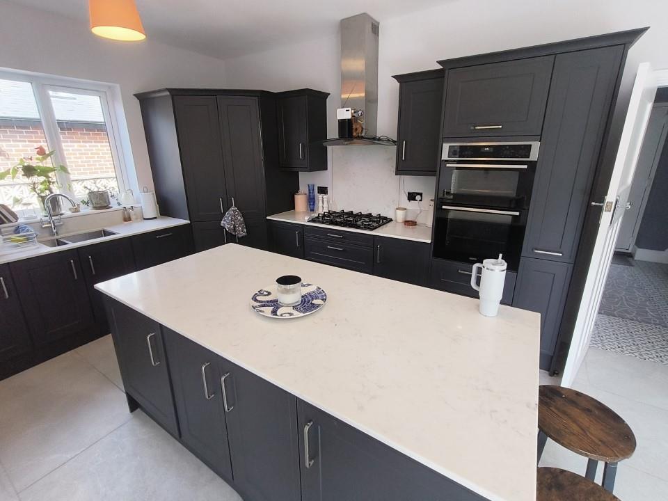 Kitchen 2.jpg