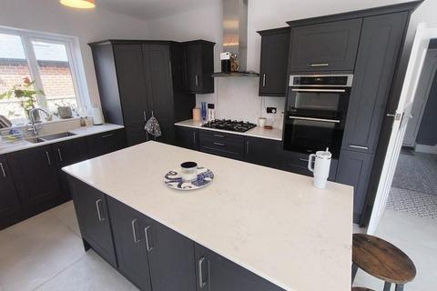 3 bedroom semi-detached house to rent, Milbank Road, Darlington