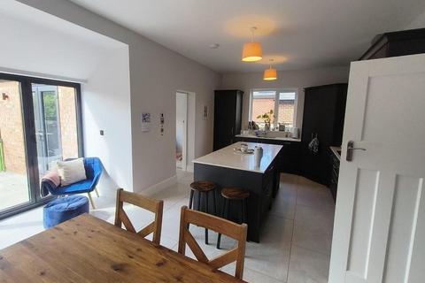 3 bedroom semi-detached house to rent, Milbank Road, Darlington