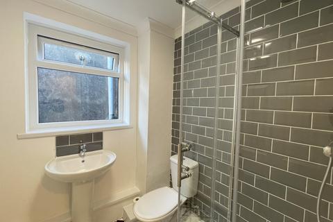 3 bedroom terraced house to rent, Neath Road, Plasmarl, Swansea, SA6