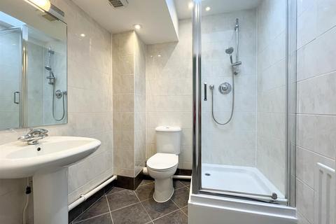 1 bedroom semi-detached house to rent, Portsmouth Road, Esher, KT10