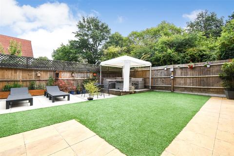 4 bedroom detached house for sale, Maynard Drive, Hampshire RG27