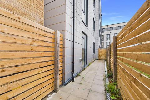 2 bedroom flat for sale, London Road, Wallington SM6