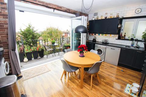 2 bedroom flat for sale, London Road, Leigh-On-Sea
