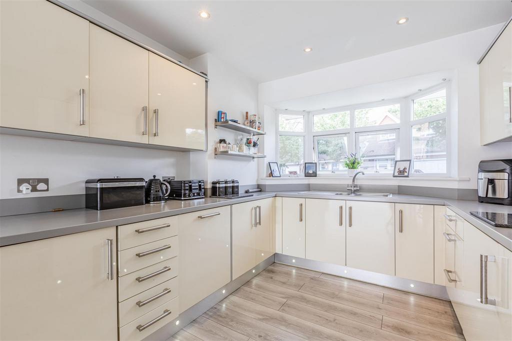 1 Park Close Byfleet KT14 7 FH - 10.jpg