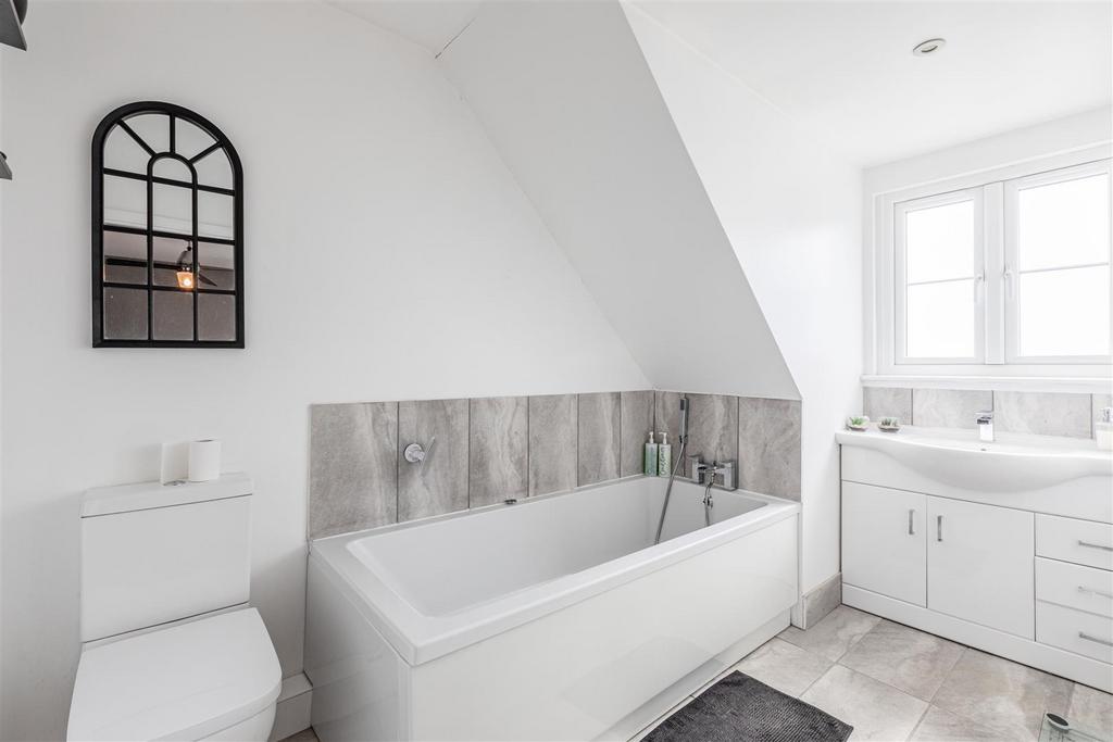 1 Park Close Byfleet KT14 7 FH - 2.jpg
