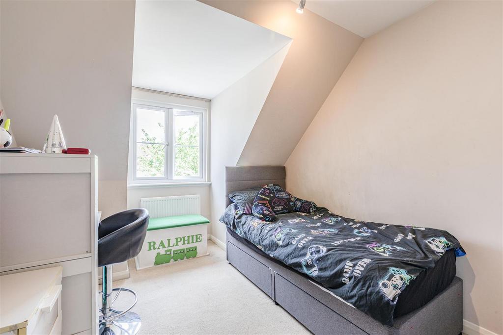 1 Park Close Byfleet KT14 7 FH - 4.jpg
