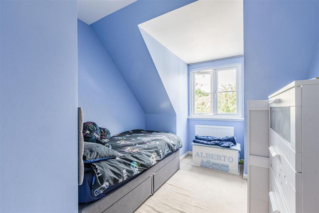 1 Park Close Byfleet KT14 7 FH - 5.jpg