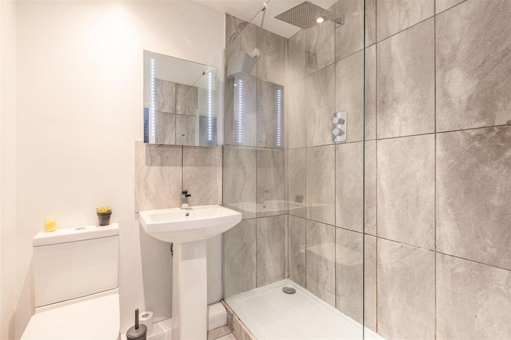1 Park Close Byfleet KT14 7 FH - 3.jpg