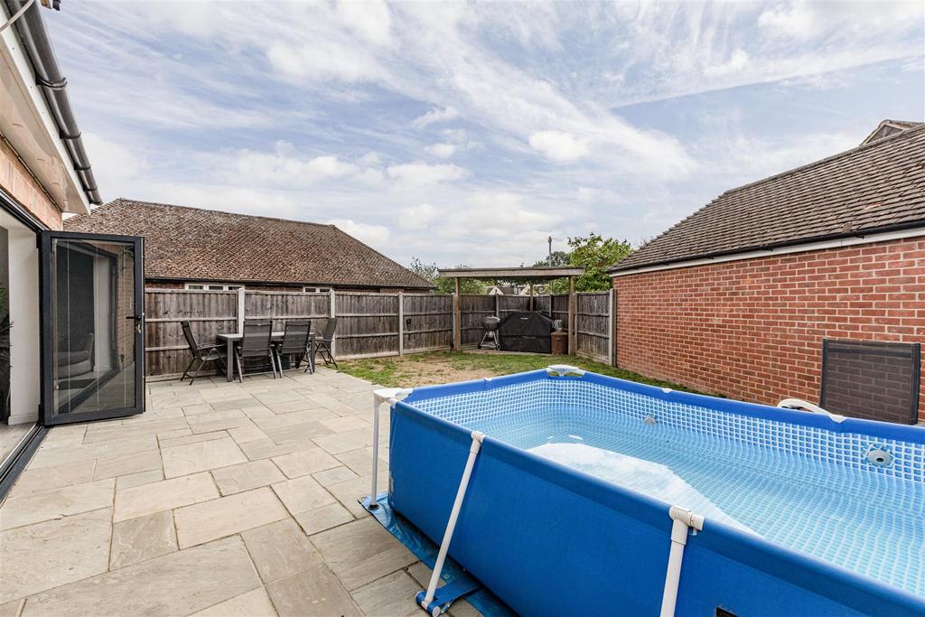 1 Park Close Byfleet KT14 7 FH - 15.jpg