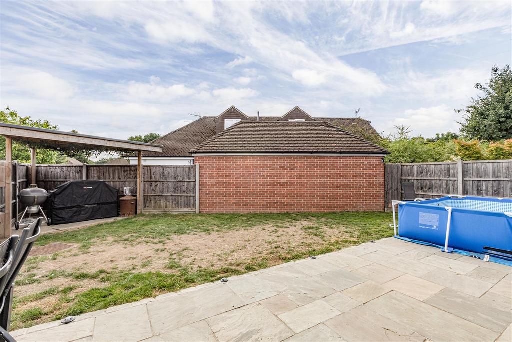 1 Park Close Byfleet KT14 7 FH - 14.jpg