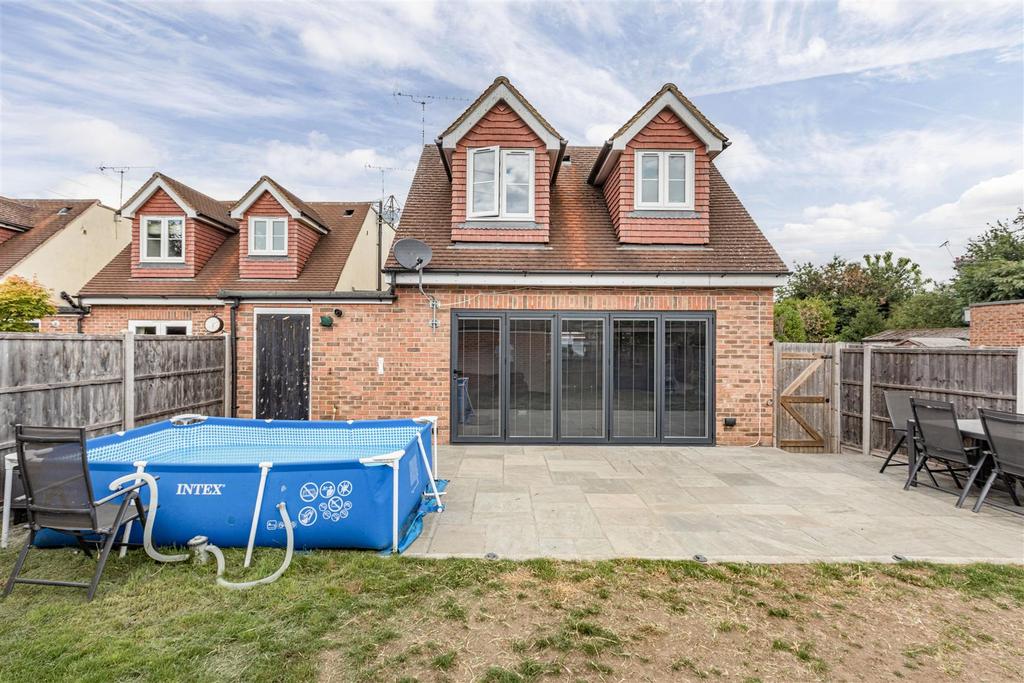 1 Park Close Byfleet KT14 7 FH - 19.jpg