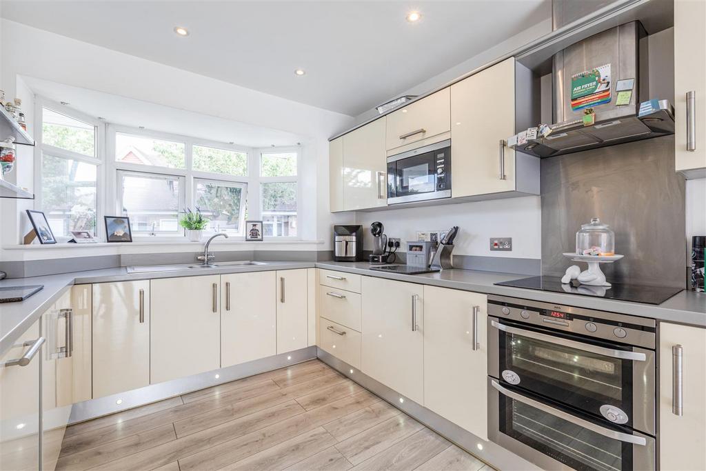 1 Park Close Byfleet KT14 7 FH - 11.jpg