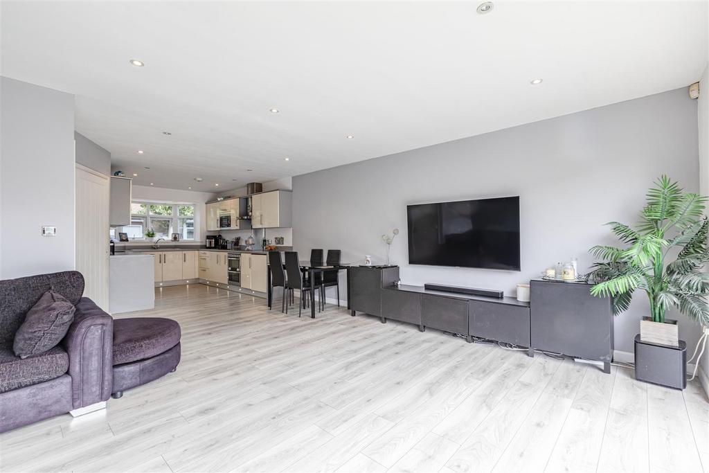 1 Park Close Byfleet KT14 7 FH - 8.jpg