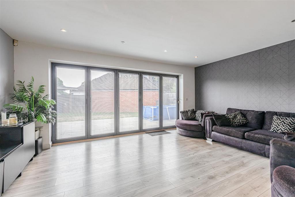 1 Park Close Byfleet KT14 7 FH - 17.jpg