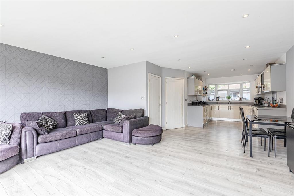 1 Park Close Byfleet KT14 7 FH - 7.jpg