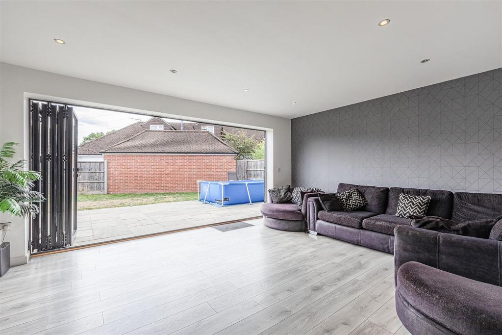 1 Park Close Byfleet KT14 7 FH - 13.jpg