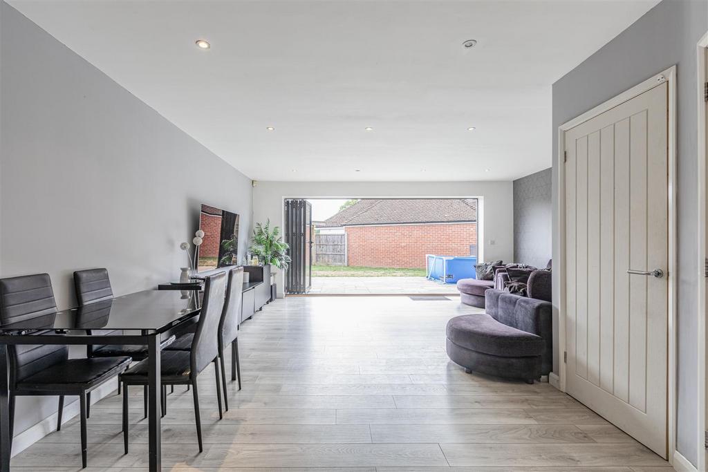 1 Park Close Byfleet KT14 7 FH - 12.jpg